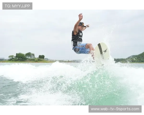 冲浪冠军赛前冥想画面被网友做成梗图